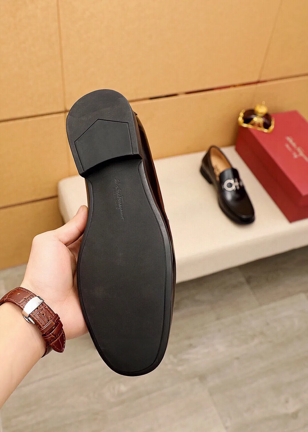 Men's shoes 💰480 💐 Product trademark: Ferragamo "Ferragamo" casual leather shoes Regular size: 38-44 (45🉑️customized) Product materials: Selected imported first-layer open-edge beaded cowhide leather upper + luxury hardware buckle, imported water-dyed cowhide leather lining. Strong three-dimensional visual effect, original outsole color: 4⃣️seed leather materials available